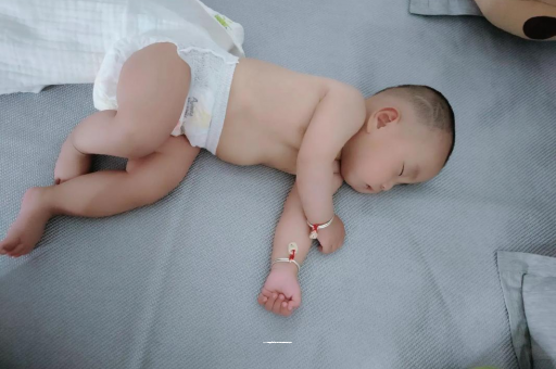 孟津宝宝睡觉爱翻身