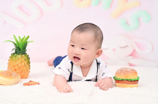 孟津宝宝在妈妈肚子里